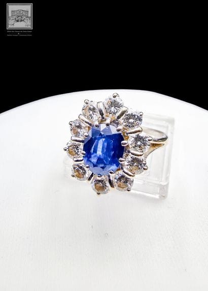 Bague marguerite 
Or gris 18K 750/°°°
Poinçon...