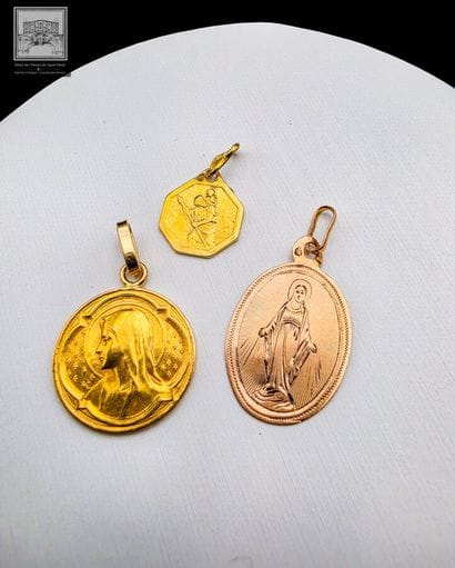 Lot de 2 pendentifs en or 18K 750/°°°
Poinçon...