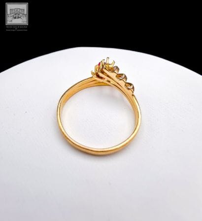 Bague 
or jaune 18K 750/°°°
Sertie d'un grenat...