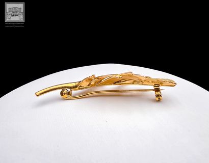 Brooch with feather design
18K yellow gold...