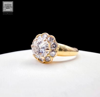 Bague en or jaune 18K 
Sertie au centre d'un...