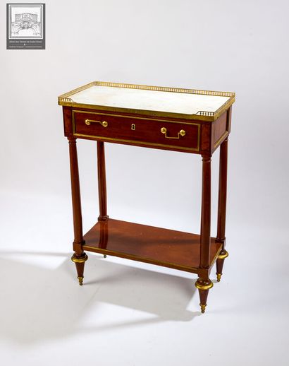 PETITE CONSOLE-DESSERTE D'ÉPOQUE LOUIS XVI
En...