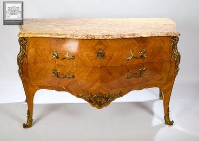 Commode 
Style Louis XV
Bois 
Décor de frisage...