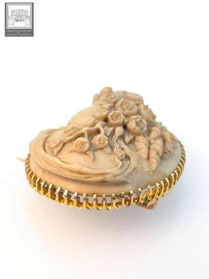 Importante broche en pierre taillée
Décor...
