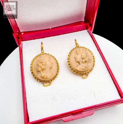Paire de boucles d'oreille en or jaune 18K...