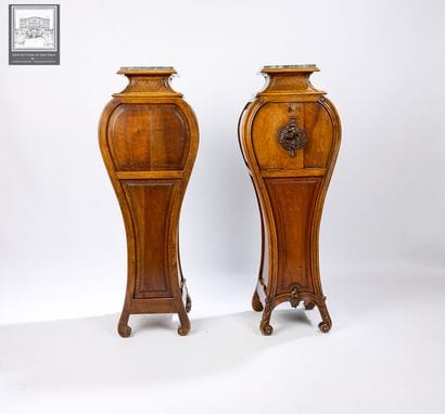 Paire de selettes
Style Louis XV
Bois sculpté
Dessus...
