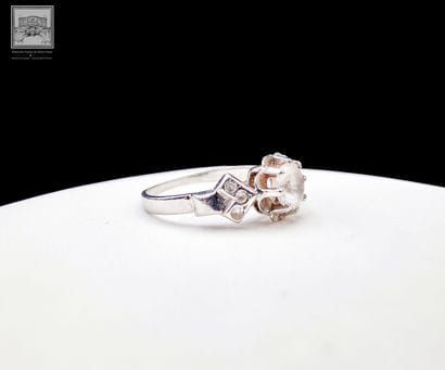 Bague
Or gris 
750/°°° Poinçon tête d'aigle
Sertie...
