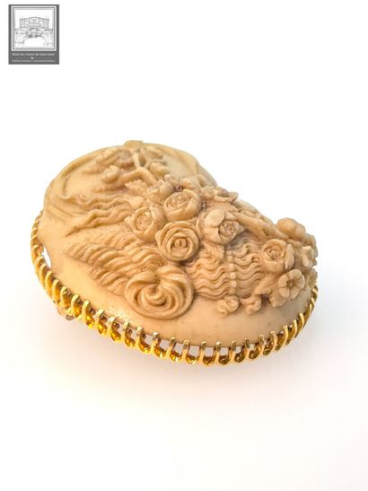 Importante broche en pierre taillée
Décor...