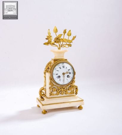 Pendule borne de style Louis XVI
Marbre blanc...