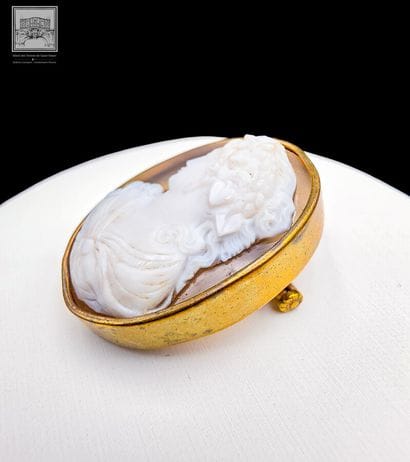 Broche ou pendentif camée en agate
Représentant...