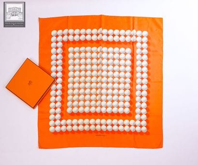 HERMÈS Paris 
Carré en twill de soie 
Décor...