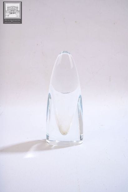 BACCARAT
Vase sifflet en cristal 
Marque...