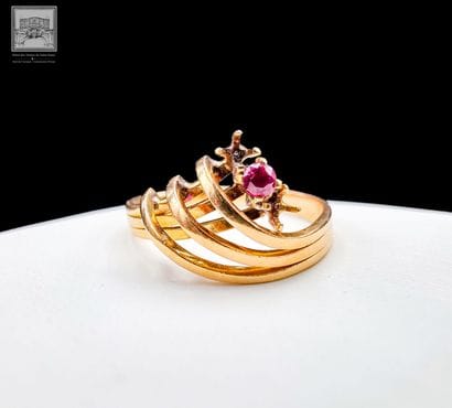 Bague 
or jaune 18K 750/°°°
Sertie d'un grenat...