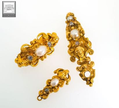 Bel ensemble de 2 broches et un pendentif...