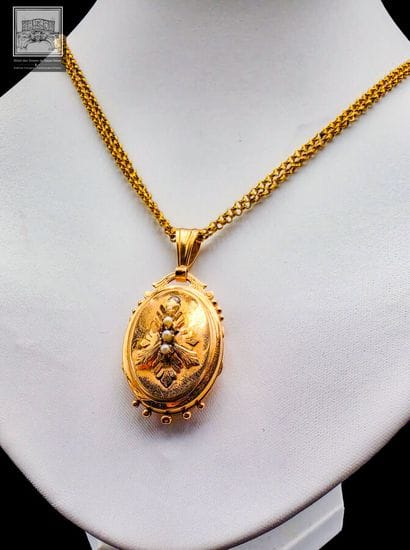 Long necklace with photo pendant, in 18K...