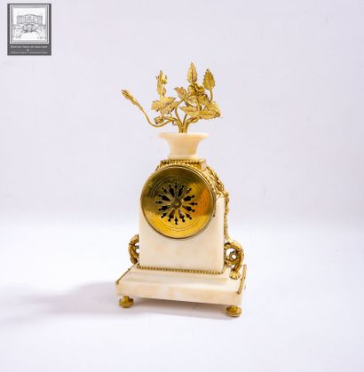 Pendule borne de style Louis XVI
Marbre blanc...