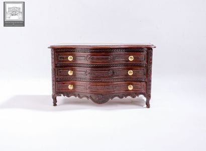 Petite commode de maîtrise 
Amarante massif...