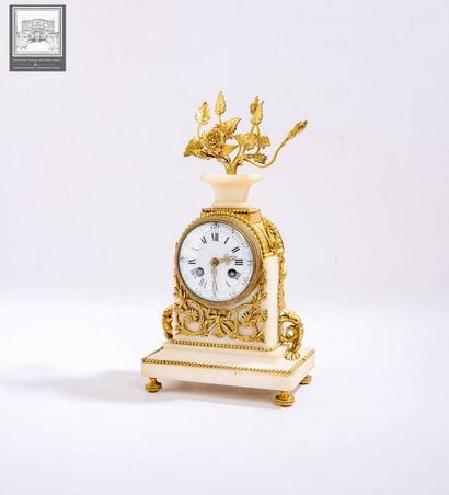 Pendule borne de style Louis XVI
Marbre blanc...