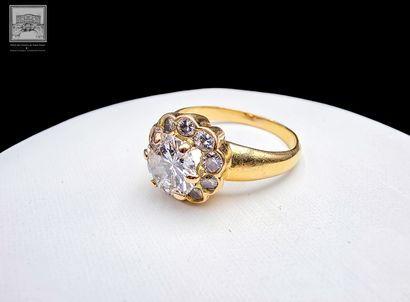 Bague en or jaune 18K 
Sertie au centre d'un...