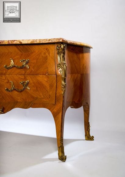 Commode 
Style Louis XV
Bois 
Décor de frisage...