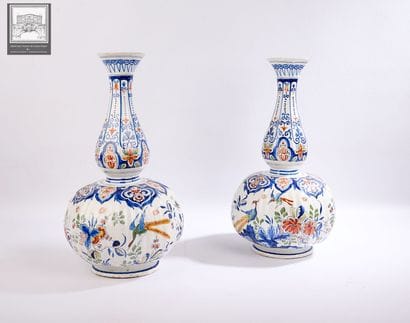 DELFT, dans le goût de, 
Paire de vases bouteille
Faïence...