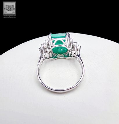 Bague de style Art Déco en or blanc 750°/.(18K)...