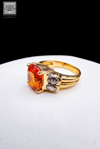 Bague
Or jaune 18K 750/°°°
sertie d'un saphir...