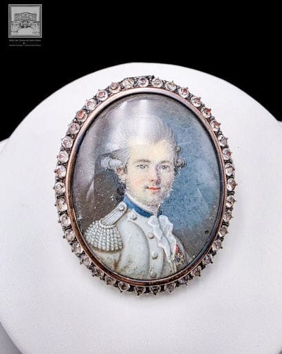 BROCHE-MÉDAILLON AU PORTRAIT D'UN OFFICIER...