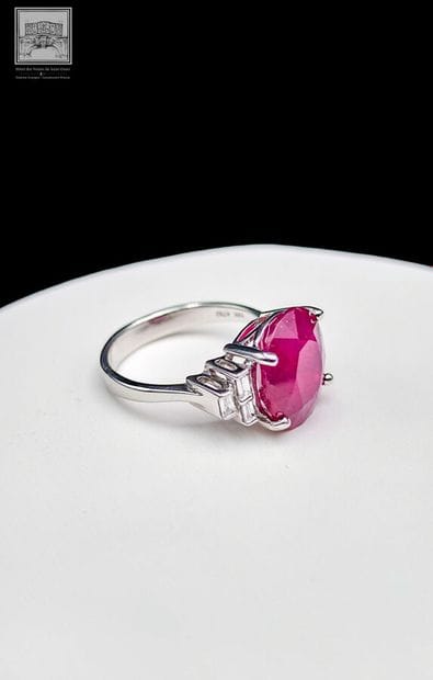 Bague de style Art Déco en or blanc 750°/.(18K)...
