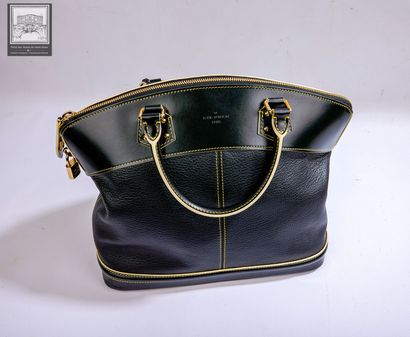 LOUIS VUITTON.
SAC à main modèle Lockit 
Cuir...