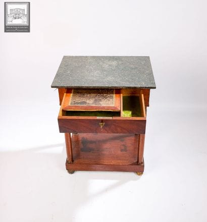 Console en acajou 
Epoque Empire 
Ouvrant...