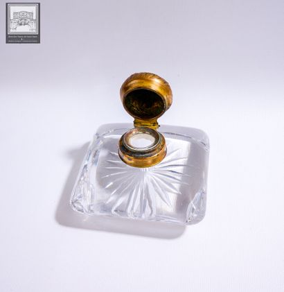 Ancien encrier en cristal de forme coussin
Bouchon...