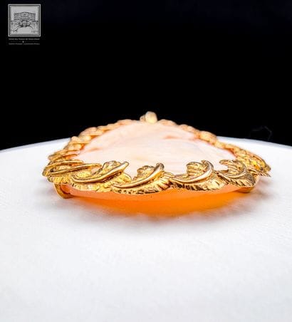 Broche camée coquille
Décor buste de jeune...