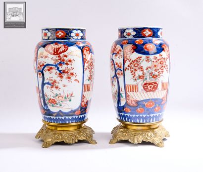 Asie
Paire de vases Imari
Décor de paysages...