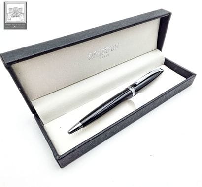 WATERMAN
Stylo bille laqué rouge 
Usure d'usage...