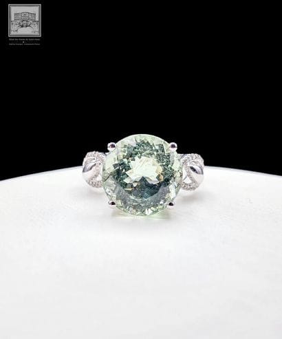 Bague en or blanc 750°/.(18K) 3g45 ornée...