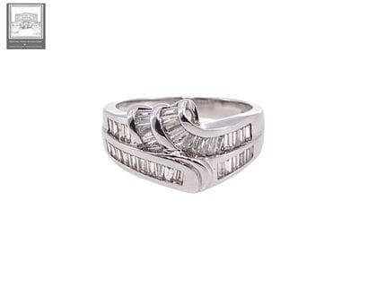 Bague en or blanc 750°/.(18K) 6g15 ornée...