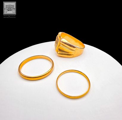 Signet ring (TDD 62) and two wedding bands...