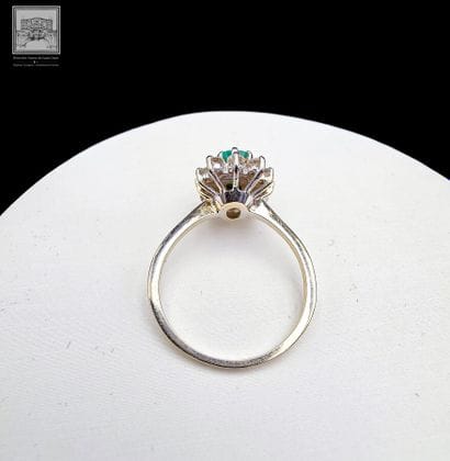 Bague Marguerite
Or gris et platine 750/°°°
Poinçon...