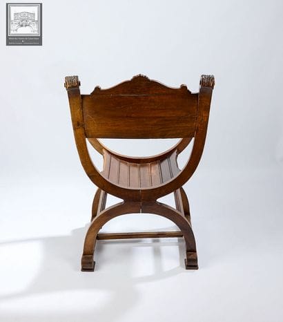 Fauteuil curule ou Dagobert 
Bois sculpté...