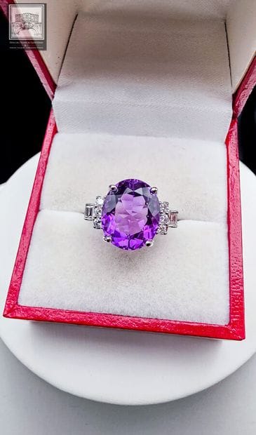 750°/ (18K) white gold ring weighing 4.35...