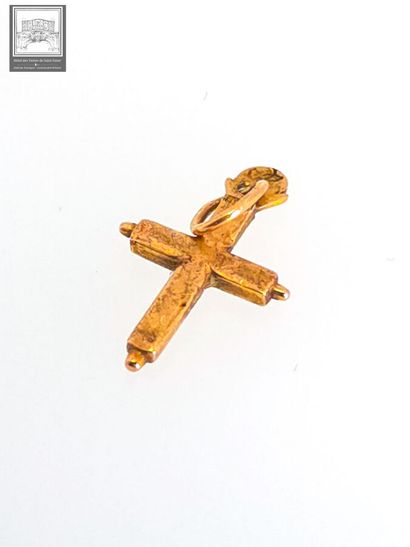 Petite croix en or jaune 18K 750/°°°
Poids...