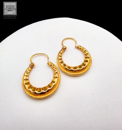 Paire de boucles d'oreille en or jaune 18K...