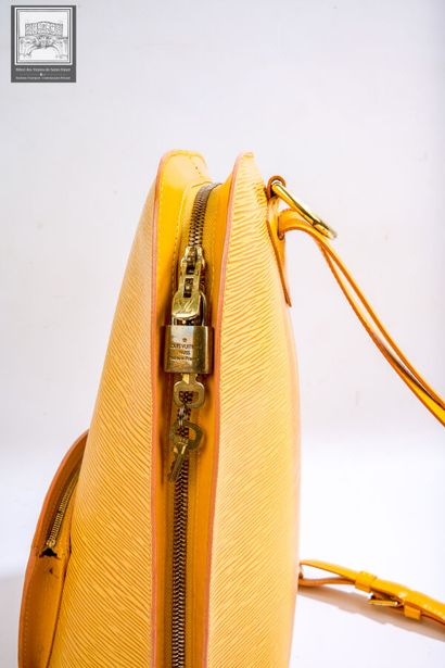 LOUIS VUITTON
Sac à dos modèle 