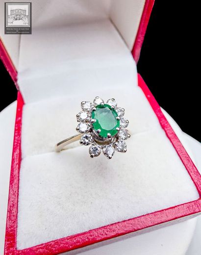 Bague Marguerite
Or gris et platine 750/°°°
Poinçon...