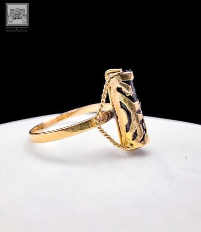 Bague
Or jaune 18K 750/°°°
à décor de motifs...
