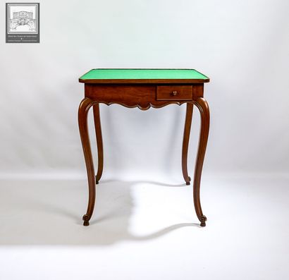 Petit table à jeux en noyer 
Fin XIXème siècle
Ouvrant...