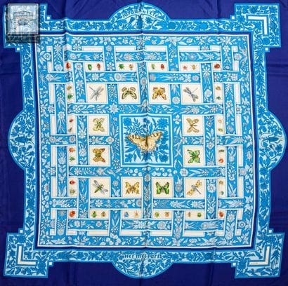 HERMÈS Paris 
Carré en twill de soie titré...
