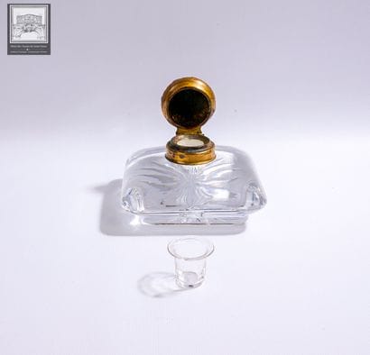 Ancien encrier en cristal de forme coussin
Bouchon...
