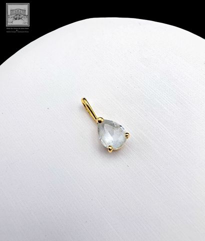 Pendentif sertie d'une aigue marine en forme...